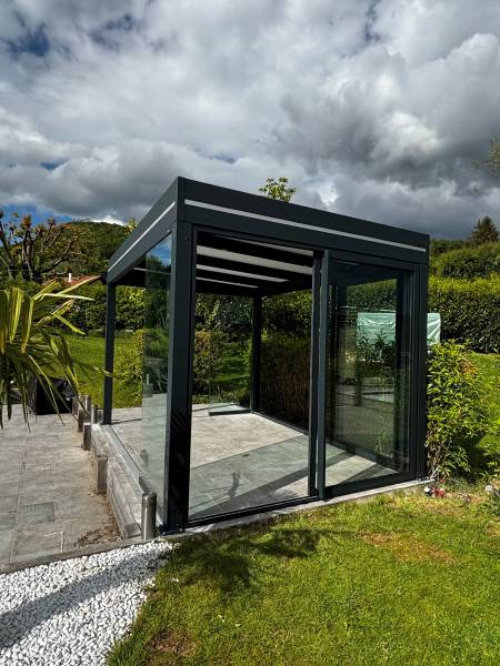 Pergola design contemporain en aluminium sur mesure à Genève en Suisse